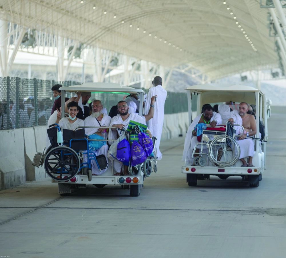 عربات الجولف تنقل الحجاج خلال الرمي  (ياسر بخش)