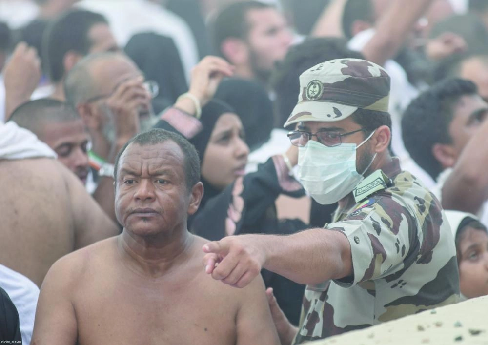 رجل أمن يرشد حاجا   (ياسر بخش)