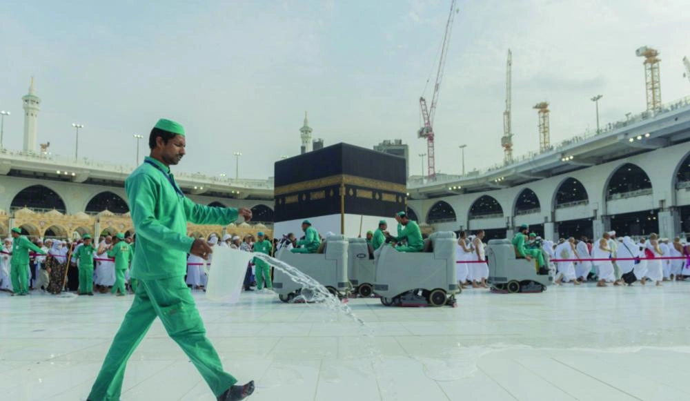 من أعمال تنظيف صحن المطاف  (واس)