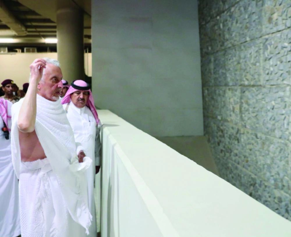 خالد الفيصل خلال رمي الجمرات (واس)