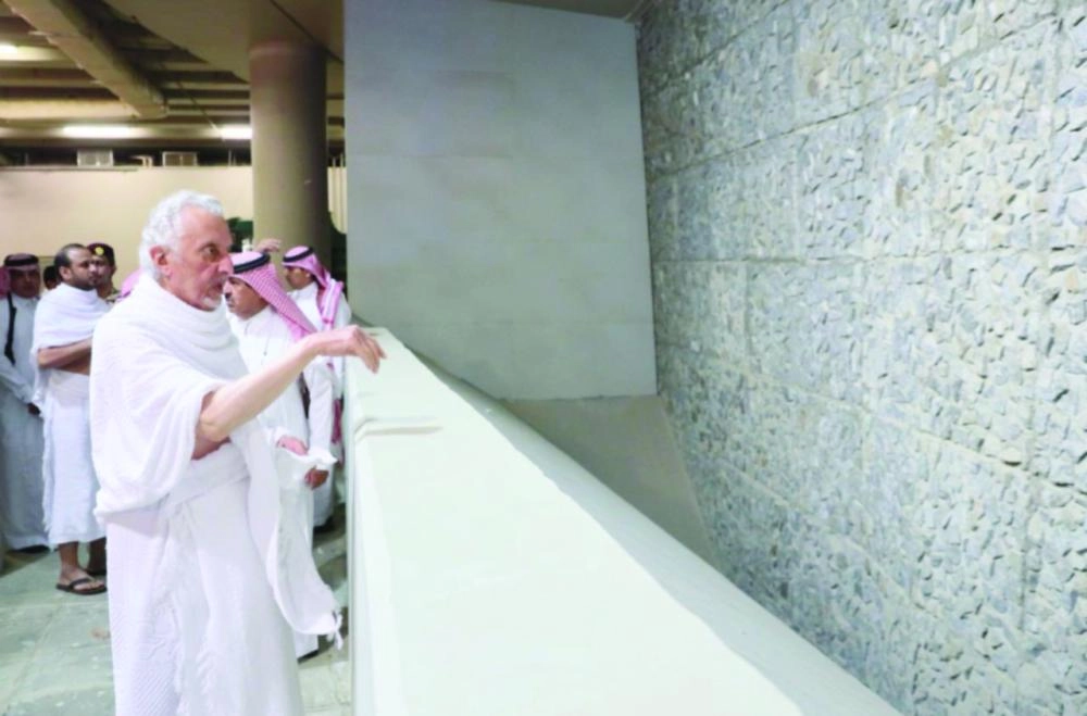 خالد الفيصل خلال رمي الجمرات (واس)