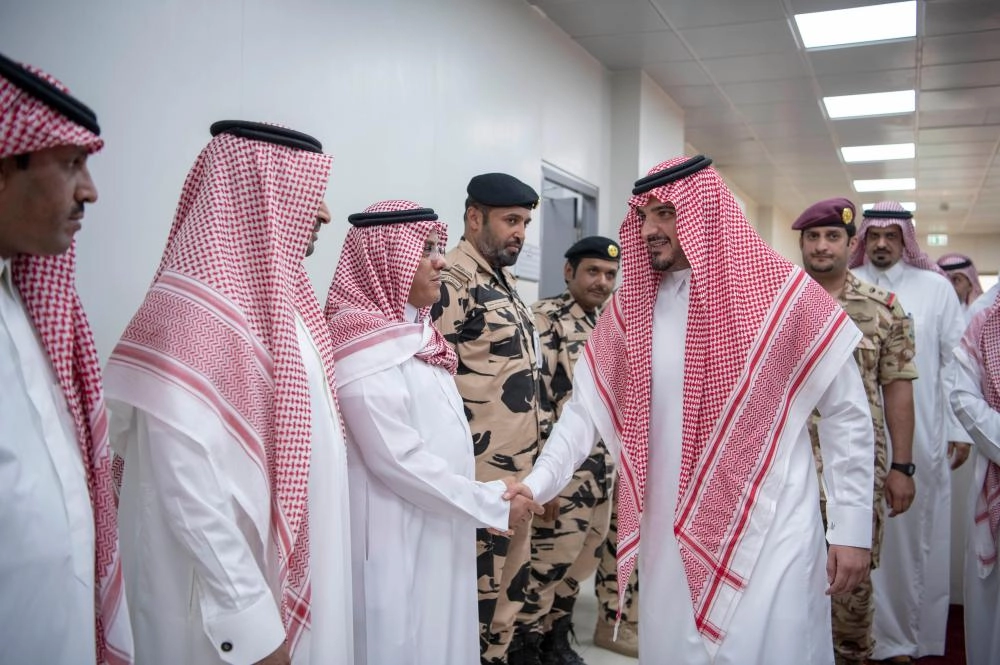 الأمير عبدالعزيز بن سعود خلال تفقده قوة أمن الحج للمجاهدين المشاركة في مهام الحج (واس)