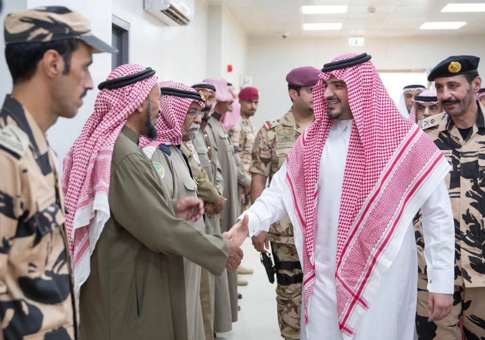 الأمير عبدالعزيز بن سعود خلال تفقده قوة أمن الحج للمجاهدين المشاركة في مهام الحج (واس)