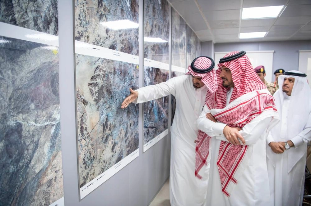 الأمير عبدالعزيز بن سعود خلال تفقده قوة أمن الحج للمجاهدين المشاركة في مهام الحج (واس)