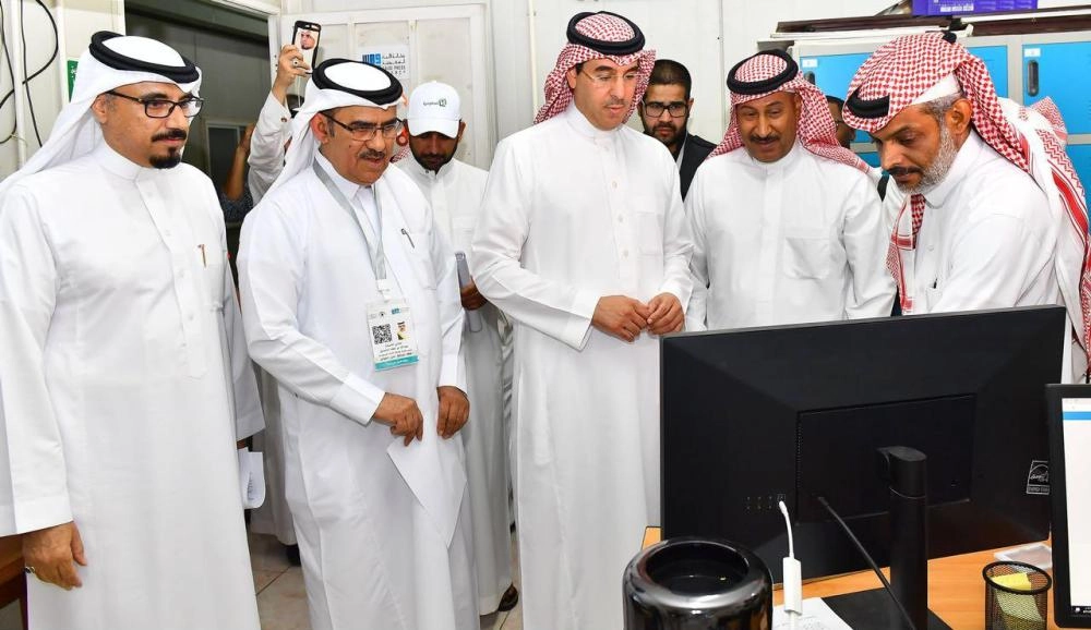 عواد العواد متجولا على قطاعات الوزارة بمشعر منى                                   (واس)