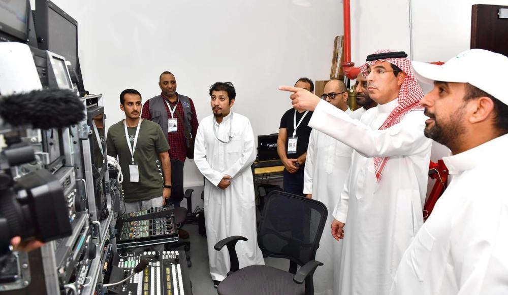 عواد العواد متفقدا قطاعات الوزارة بمشعر منى                                                             (واس)