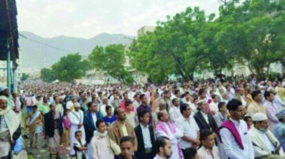 






أهالي تعز يؤدون صلاة العيد في ساحة الحرية