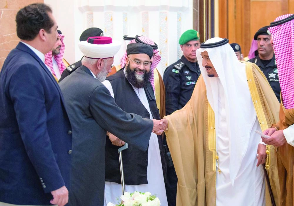 الملك سلمان مصافحا كبار الضيوف من الدول الإسلامية في الحفل السنوي بمنى