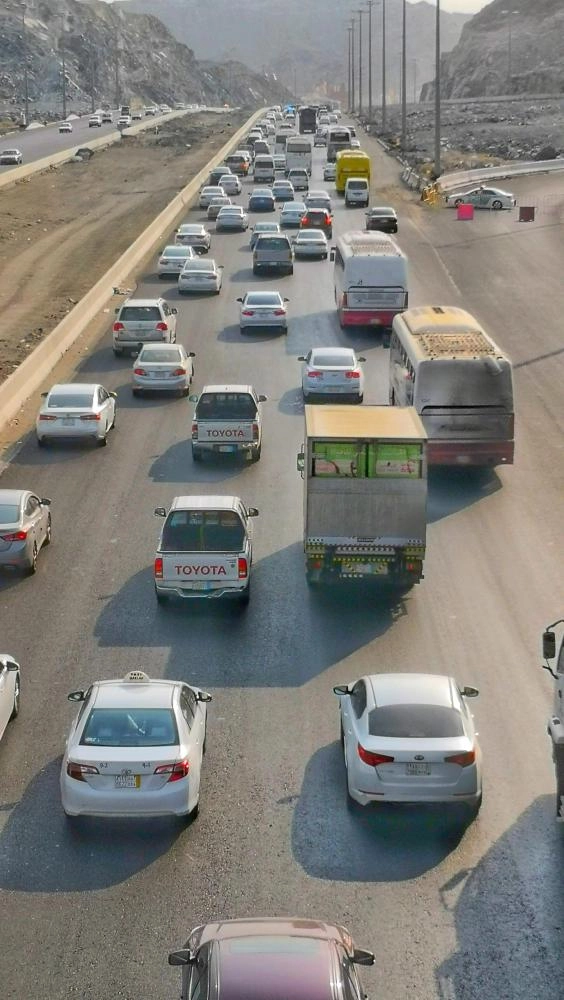 حافلات تقل ضيوف الرحمن بعد أداء الحج (أنس الحارثي)