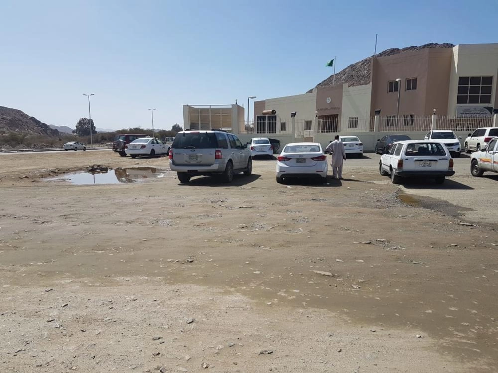 معاناة زوار مركز صحي السلامة مع المياه والطريق