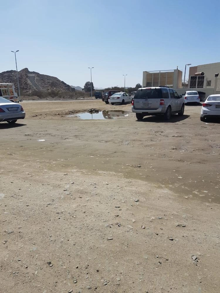 الطريق ويظهر الاسفلت قريبا وبعيدا عن المنال