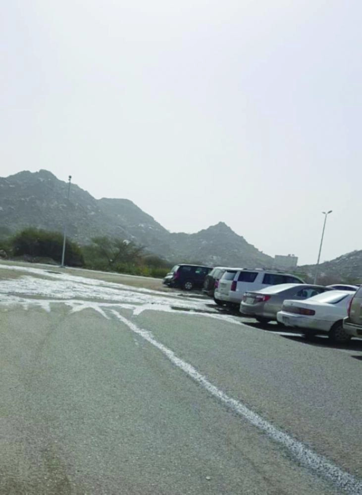 تجمع المياه أمام المستشفى