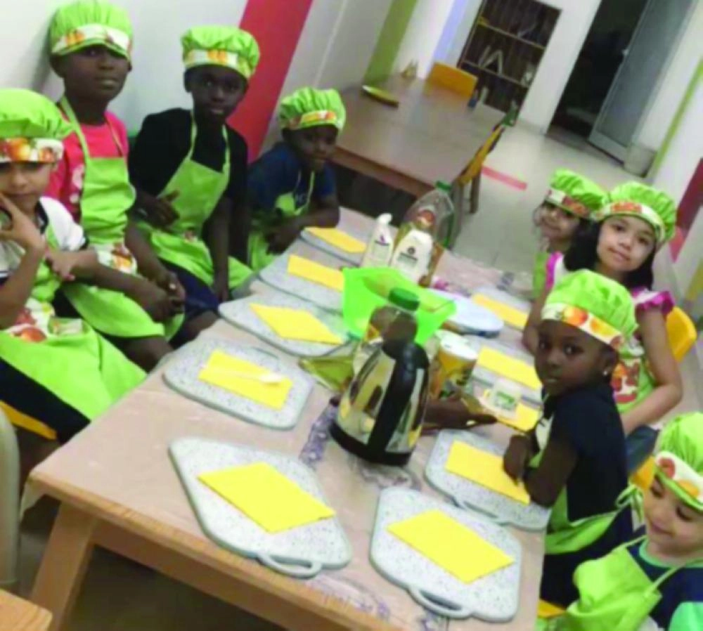 أطفال بالحضانات يستعدون لتناول وجبة (واس)