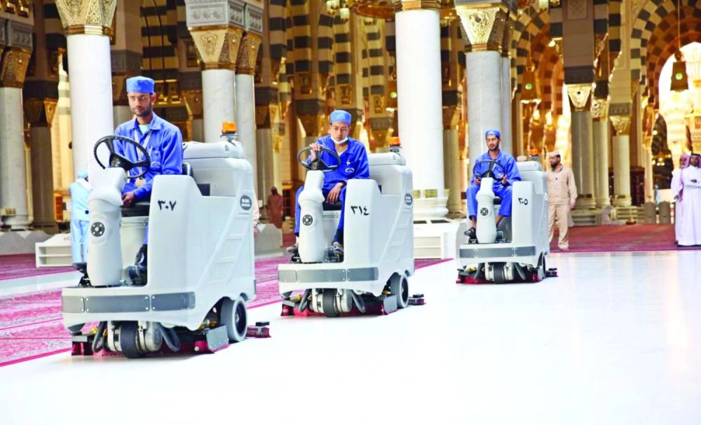 من أعمال النظافة في المسجد النبوي بالمدينة المنورة                                        (واس)