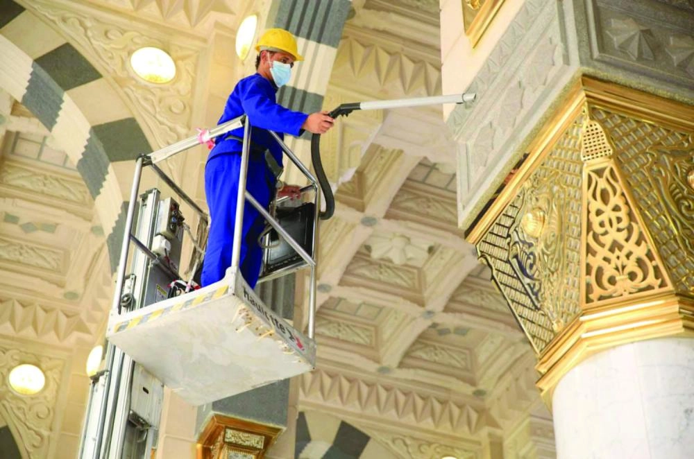 من أعمال النظافة في المسجد النبوي بالمدينة المنورة                                        (واس)