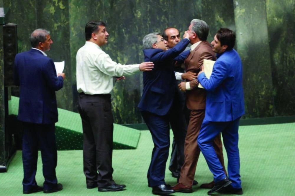 






ملاسنات نواب في البرلمان خلال جلسة سحب الثقة عن الوزير                                                                             (تويتر)