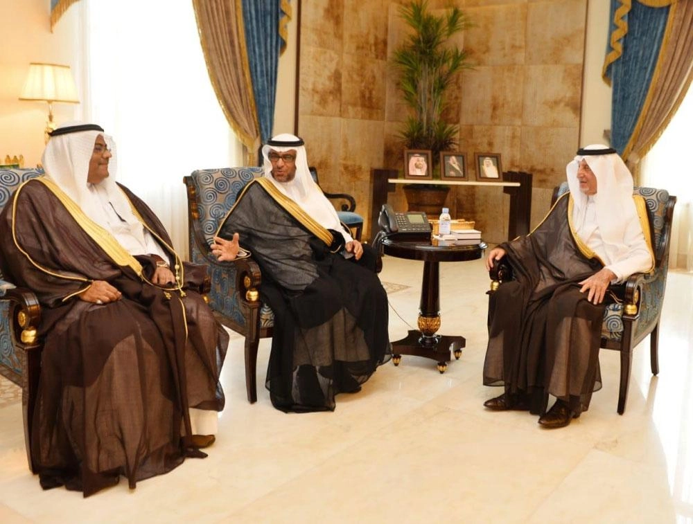 خالد الفيصل خلال استقباله خليل الثقفي وعددا من مسؤولي الأرصاد (واس)