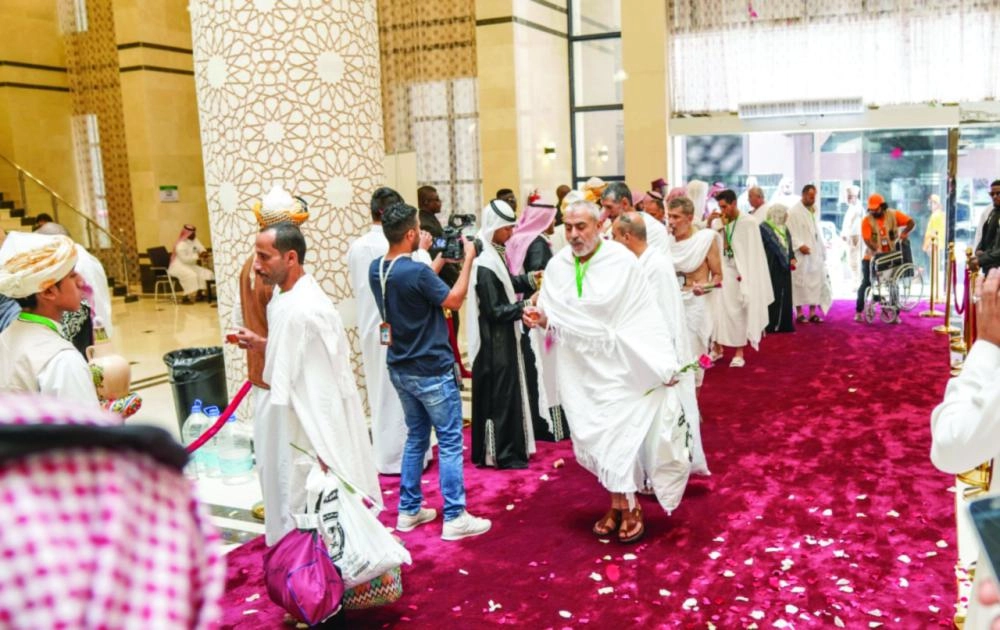 






حجاج لدى وصولهم مقر الاستضافة                                                                               (مكة)