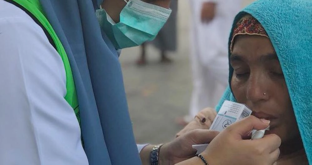 أماني باعيسى لحظة إسعاف حاجة باكستانية (مكة)