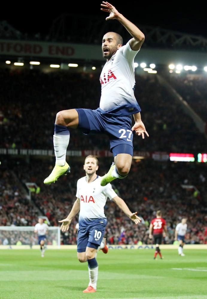 لاعب توتنهام فرحا بأحد الأهداف في مانشستر يونايتد (د ب أ)