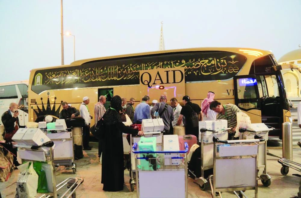 من ضيوف البرنامج خلال مغادرتهم أمس                                                           (واس)