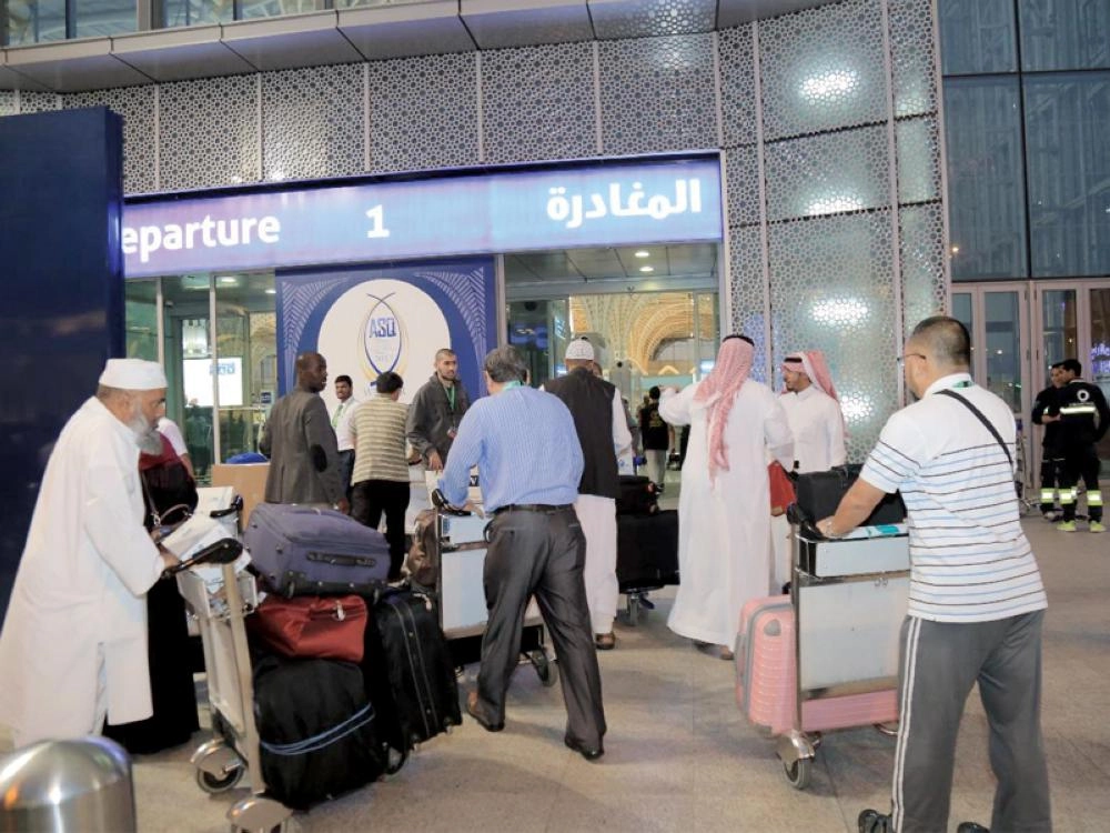 من ضيوف البرنامج خلال مغادرتهم أمس                                                           (واس)