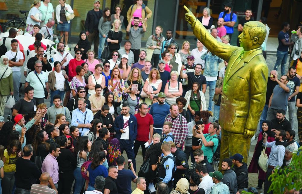 تجمع حول التمثال في ساحة الوحدة الألمانية في فيسبادن ( د ب أ)