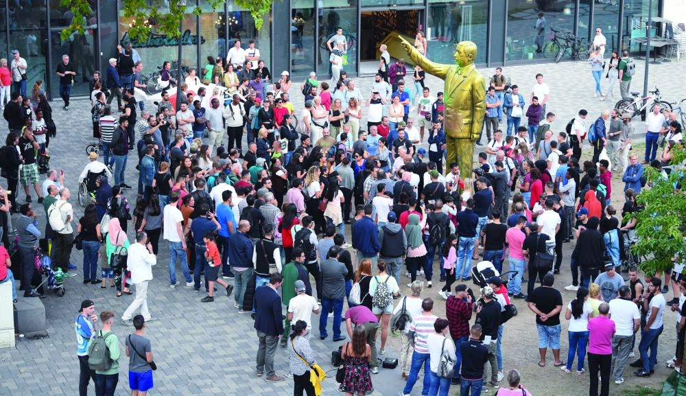 






تجمع حول التمثال بساحة الوحدة الألمانية في فيسبادن                                 (د ب أ)
