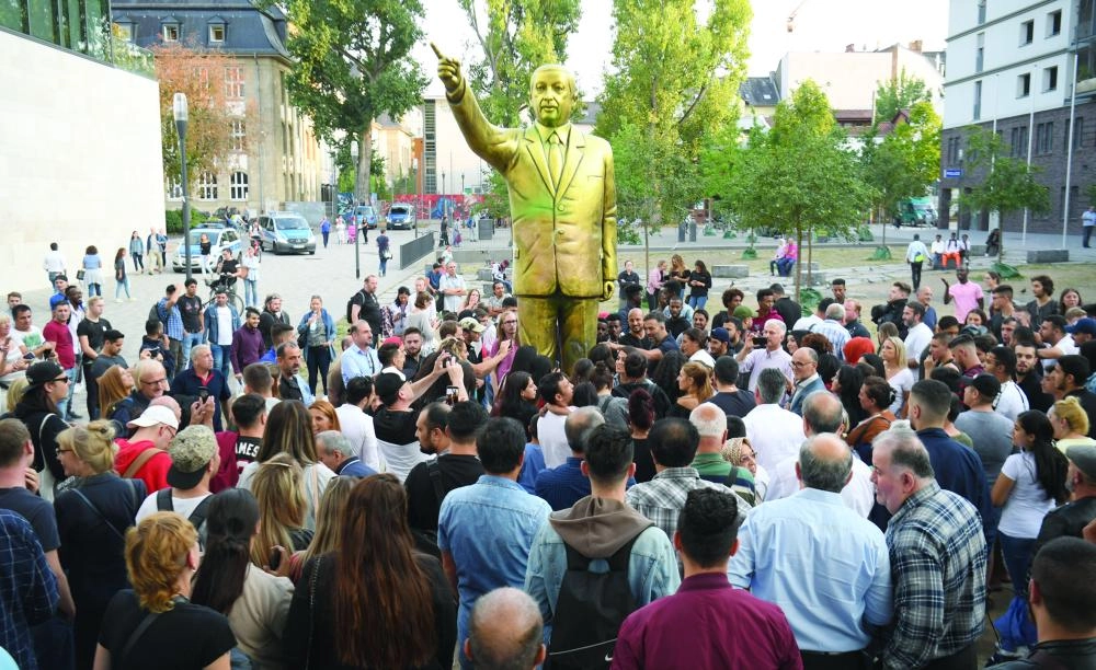 تجمع حول التمثال في ساحة الوحدة الألمانية في فيسبادن ( د ب أ)
