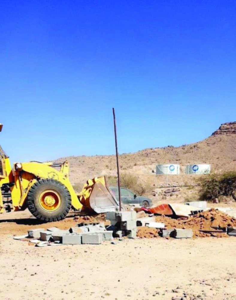 من إزالة التعديات في عسير      (مكة)