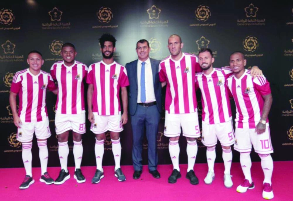 






محترفو الوحدة ومدربهم الجديد                                                                                                  (تويتر)