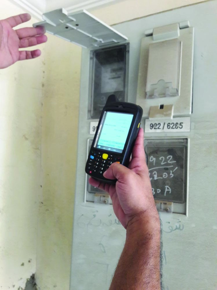 






فني كهرباء أثناء قراءة العداد                                (مكة)