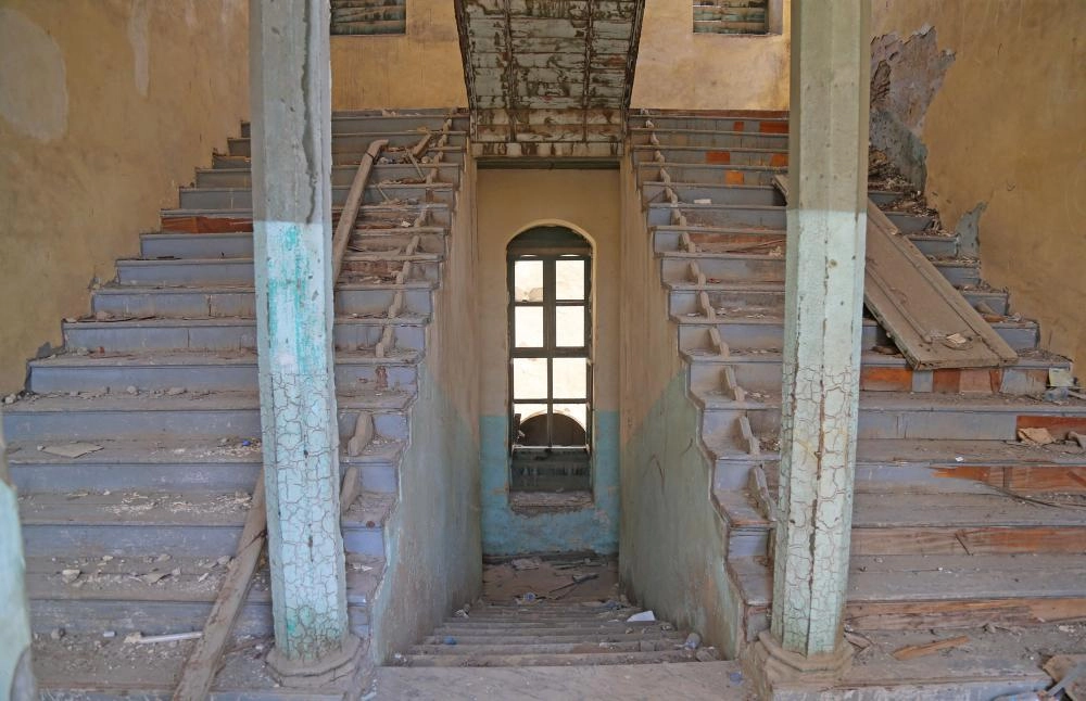 

بعض سلالم القصر المصنوعة من الخشب والاسمنت