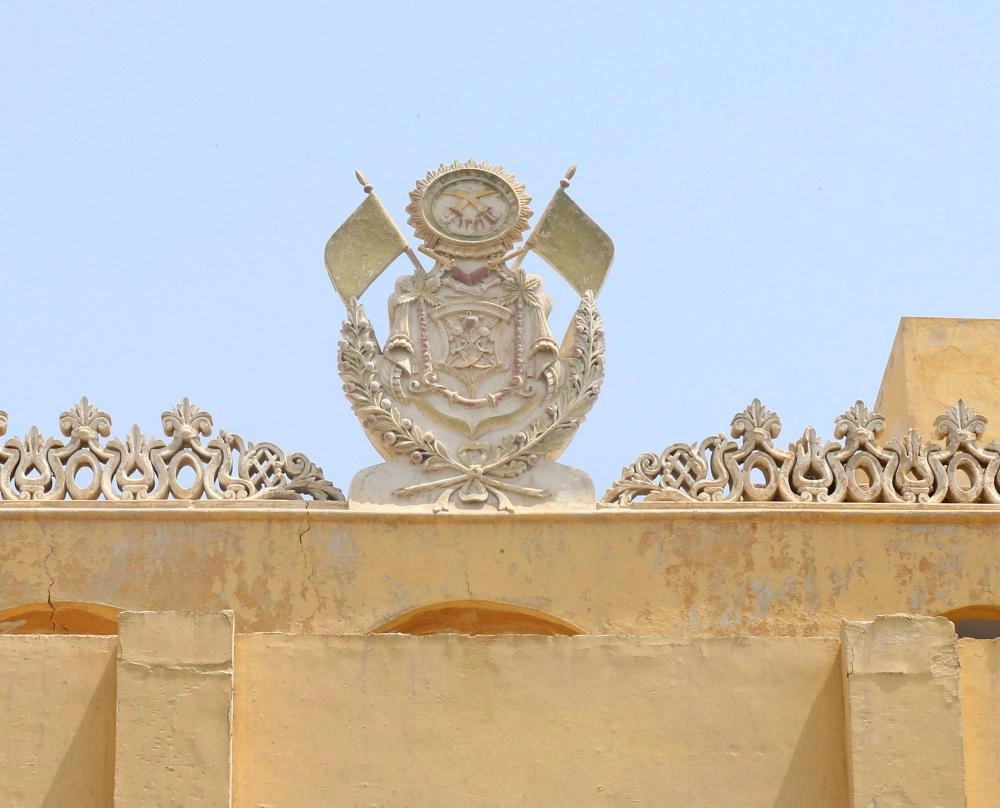 شعار المملكة أعلى القصر