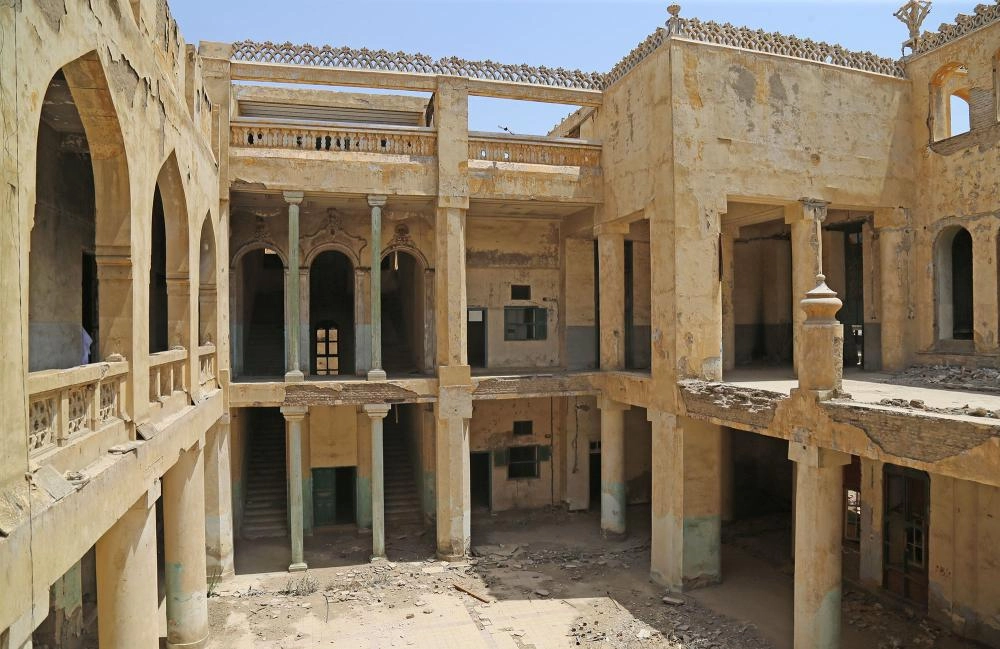 أحد أفنية القصر ويظهر في وسطه سيراميك وبلاط أرضياته