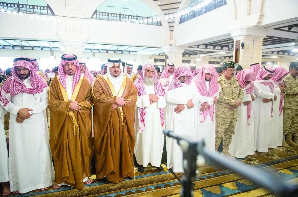 محمد بن عبدالرحمن يؤدي الصلاة على الشهيد                                            (واس)