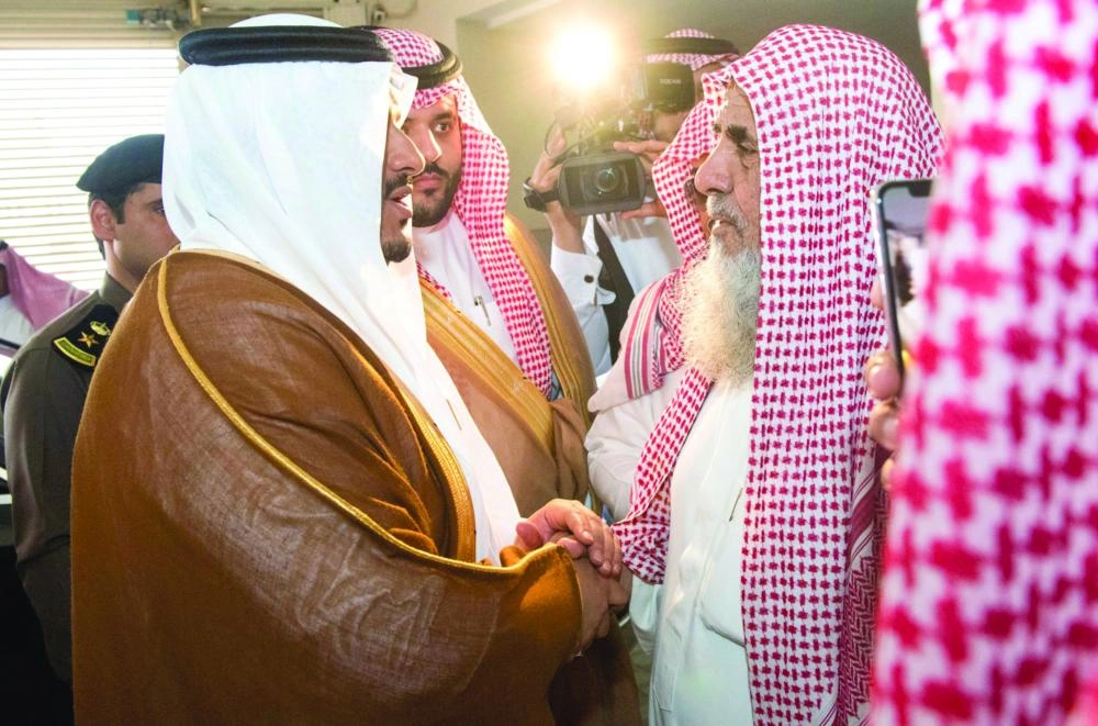 محمد بن عبدالرحمن يواسي ذوي الشهيد                                                 (واس)