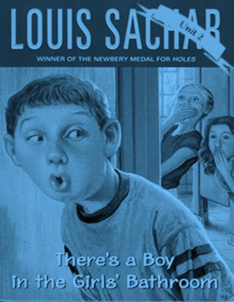 هناك صبي في حمام الفتيات