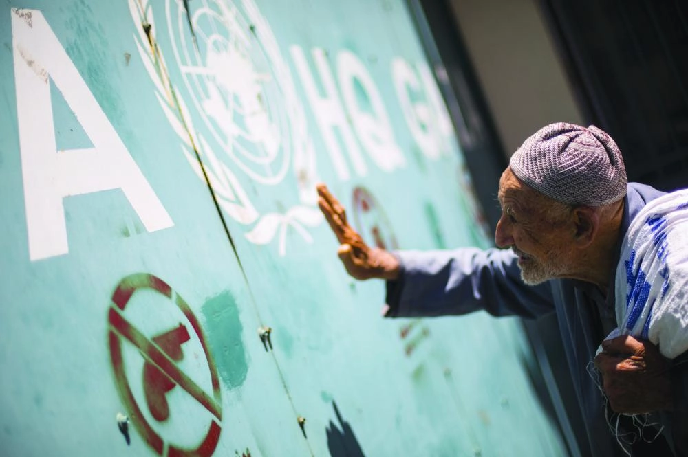 






مسن فلسطيني أمام أحد مكاتب الوكالة في غزة