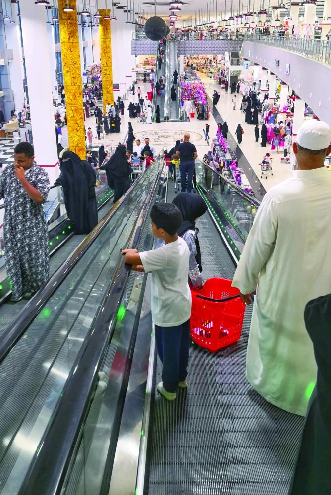 






عائلات بمركز مستلزمات مدرسية في العاصمة المقدسة أمس        (أنس الحارثي) 