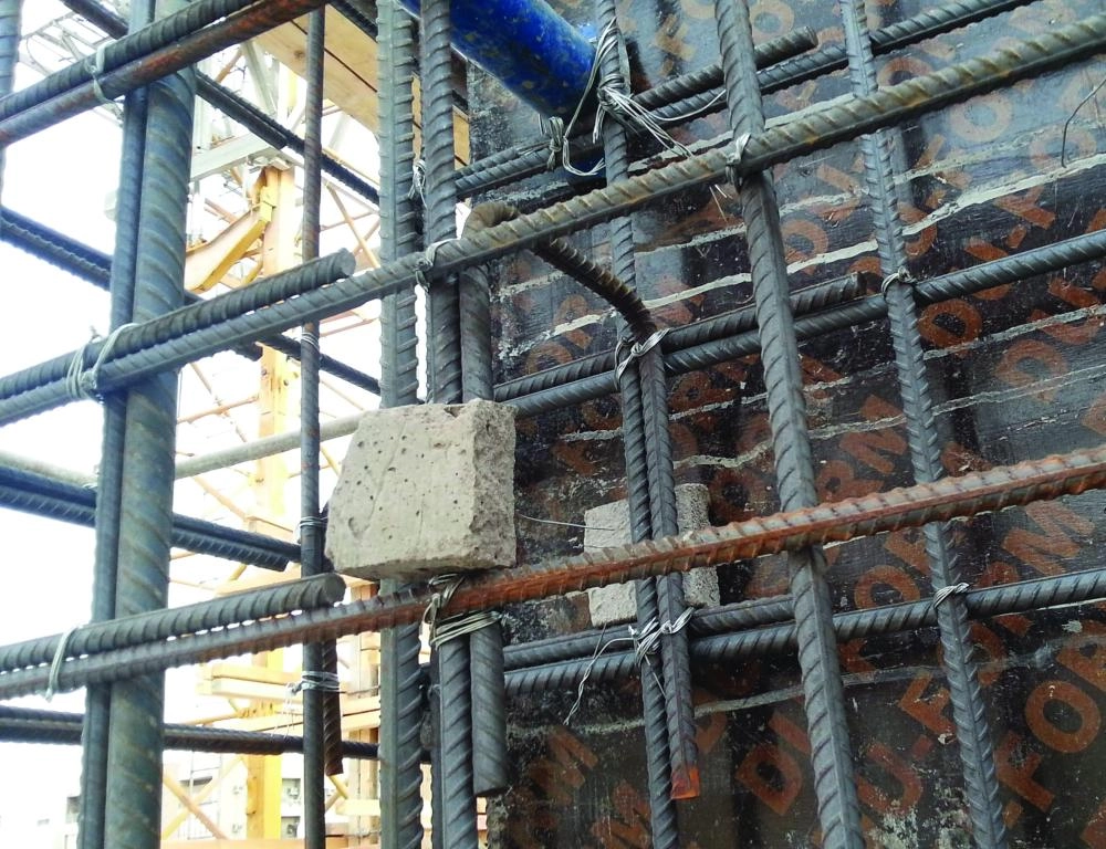 حديد تسليح لأعمدة قبل صب الخرسانة (مكة)