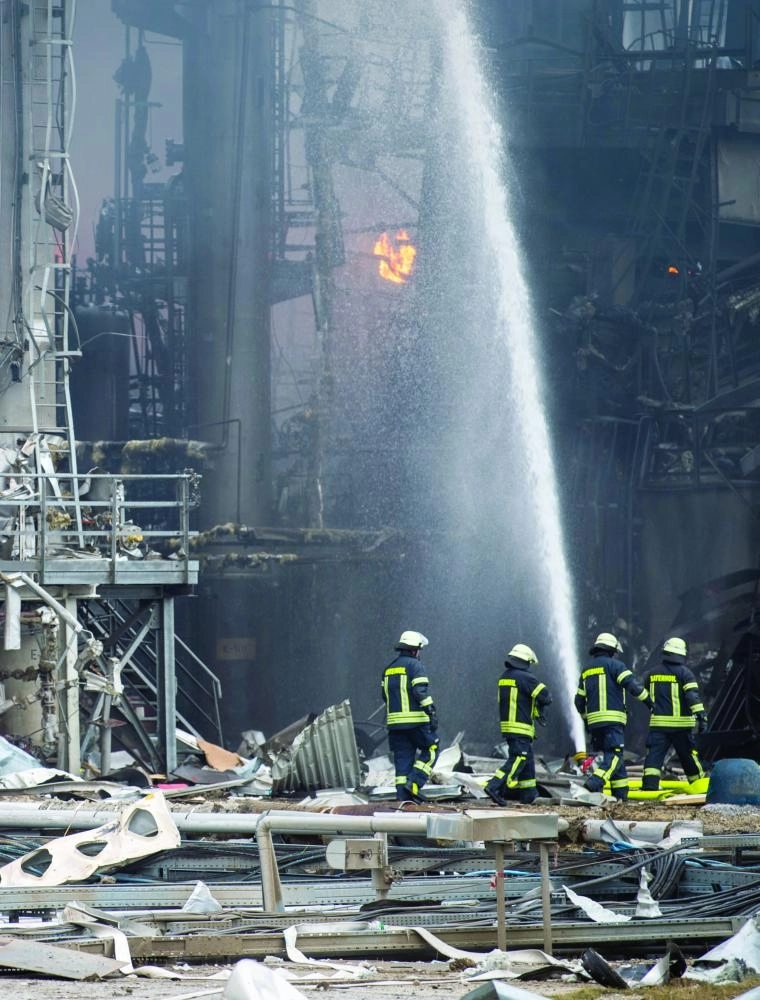 






رجال الإطفاء يخمدون الحريق                   (د ب أ)