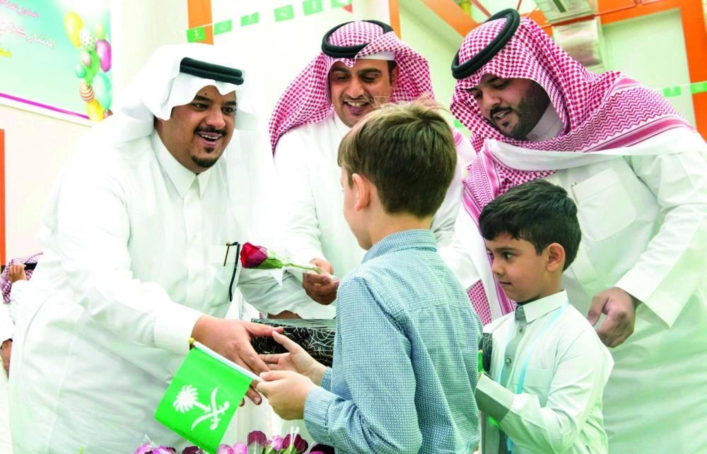 محمد بن عبدالرحمن متفقدا عددا من مدارس الرياض (واس)