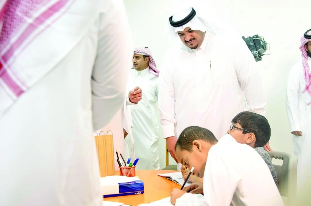 محمد بن عبدالرحمن متفقدا عددا من مدارس الرياض (واس)