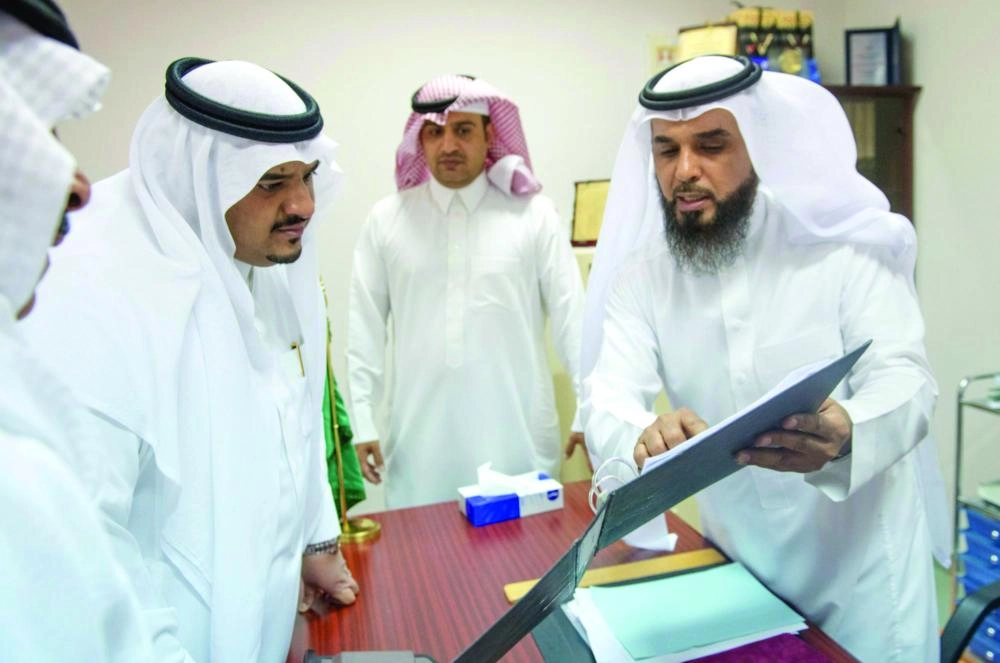 محمد بن عبدالرحمن متفقدا عددا من مدارس الرياض (واس) 