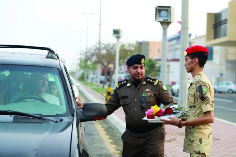 






رجلا أمن خلال توزيع الورود على الطلاب                             (واس)