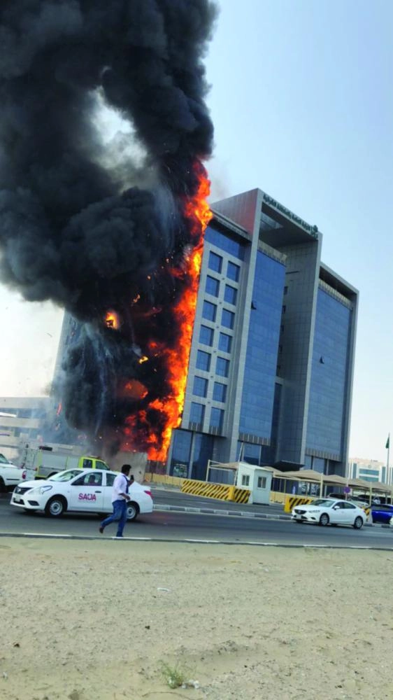 






انتشار النيران في واجهة مبنى النيابة العامة أمس        (مكة) 