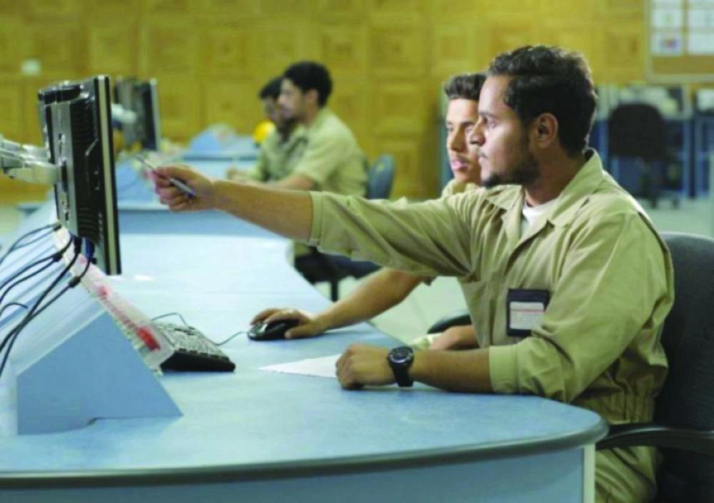 موظفون في شركة الكهرباء  (واس)