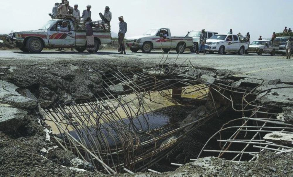 






أثر القذائف الحوثية بالقرب من موقع استهداف الحافلة                                                                                           (الأمم المتحدة)