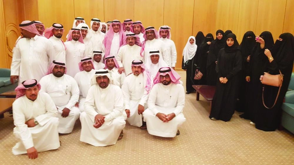 






الأهالي في مكتب عبداللطيف آل الشيخ منتصف شعبان الماضي                                                                 (مكة)